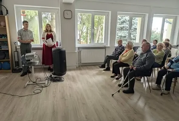 Powstańcze opowieści w Dulsku – seniorzy spotkali się z aktorami inscenizacji