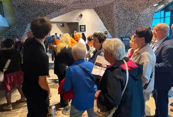 Seniorzy z Gminy Radomin na koncercie muzyki Queen w Toruniu