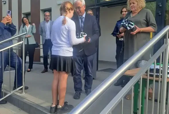 Kaski rowerowe dla uczniów z Ostrowitego. Wizyta kurator, policji i samorządu