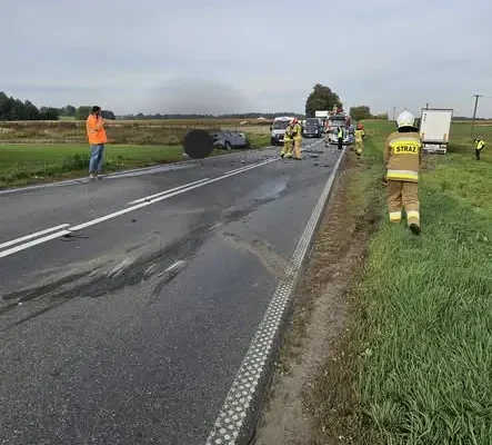 Wypadek na DW 534 w Bocheńcu. Zderzyły się dwa auta osobowe i ciężarówka