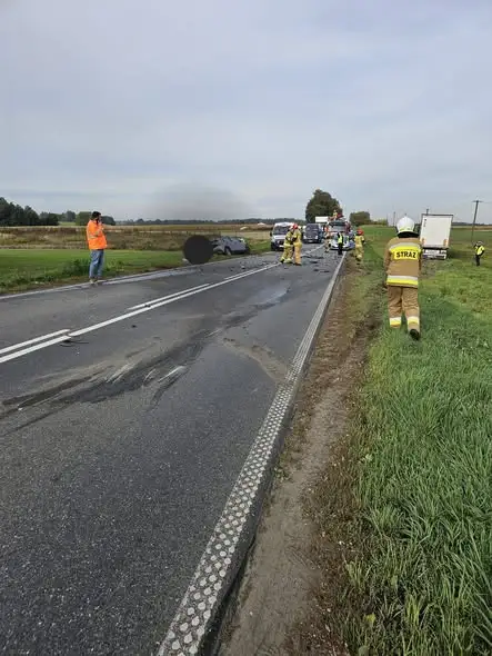 Wypadek na DW 534 w Bocheńcu. Zderzyły się dwa auta osobowe i ciężarówka