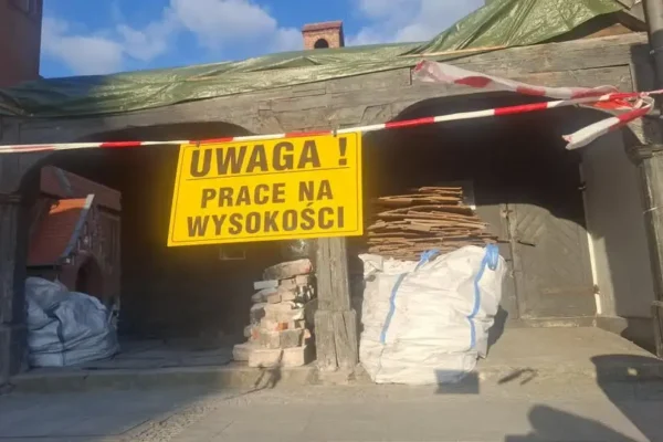 Golub-Dobrzyń: ruszył remont Domku z Podcieniami. Część budynku rozebrano