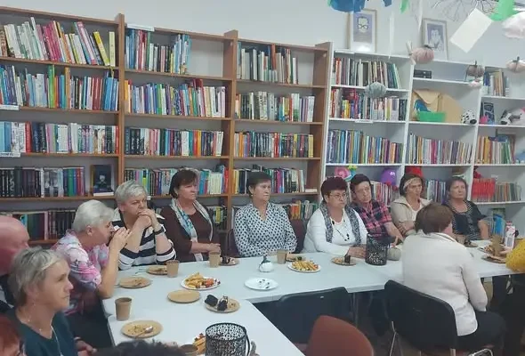 Słodkie spotkanie w klubie seniora – miód, świece i pasja pszczelarza