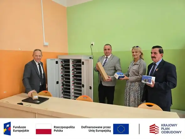 Gmina Radomin inwestuje w cyfryzację szkół – umowa na modernizację sieci LAN podpisana