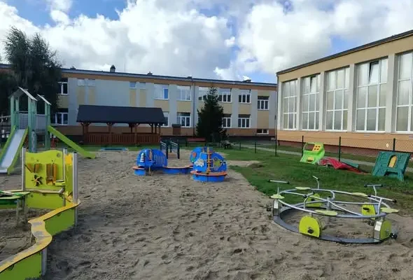 Nowy plac zabaw w Zbójnie już otwarty – dzieci mogą korzystać z nowoczesnego sprzętu