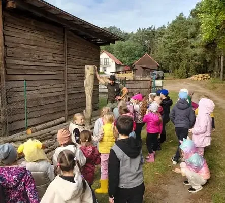 Lekcja przyrody w terenie: uczniowie klas 1a i 1c odwiedzili Leśno
