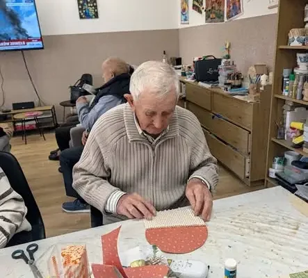 Kreatywne zajęcia w DDP Dulsku – seniorzy tworzyli dekoracje z kolorowych słomek