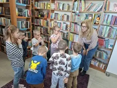 Zaczytani przedszkolacy ze Świętosławia na poniedziałkowych spotkaniach z książką
