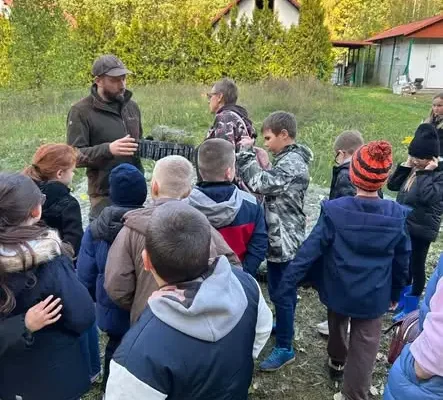 Uczniowie klas 3c i 3d odkrywali tajemnice lasu w szkółce leśnej w Przeszkodzie