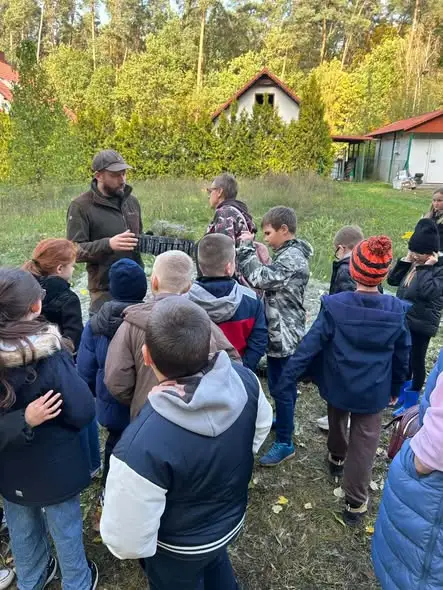 Uczniowie klas 3c i 3d odkrywali tajemnice lasu w szkółce leśnej w Przeszkodzie