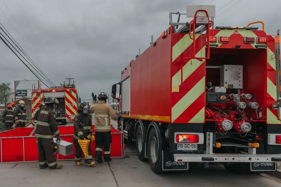 Młodzi strażacy z Bobrowa odwiedzili biwak klas mundurowych nad Wądzynem